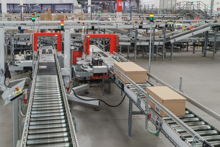 Empresas de paquetería europeas suspenden envíos a EE.UU. por aranceles de Trump Empresas de paquetería europeas suspenden envíos a EE.UU. por aranceles de Trump