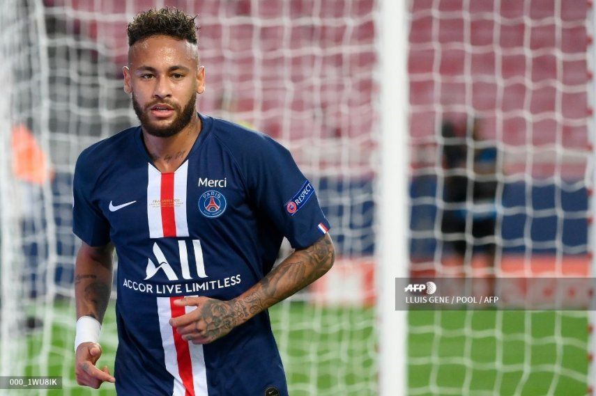 El astro brasileño Neymar se reencontró este lunes con su pasado al regresar a Barcelona para asistir a la primera sesión del juicio