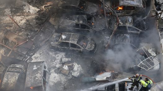 El sur de Beirut se encuentra totalmente colapsado este miércoles después del mayor ataque lanzado por Israel desde que comenzó la guerra contra el Líbano el pasado 2 de marzo, lo que ha provocado al menos decenas de muertos y cientos de heridos, según el balance preliminar oficial. El sur de Beirut se encuentra totalmente colapsado este miércoles después del mayor ataque lanzado por Israel desde que comenzó la guerra contra el Líbano el pasado 2 de marzo, lo que ha provocado al menos decenas de muertos y cientos de heridos, según el balance preliminar oficial.