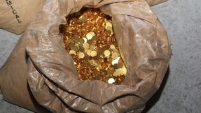 Policía halla máquinas e insumos utilizados para fabricar monedas falsas