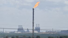 El petróleo baja ligeramente con anuncio de una nueva liberación de reservas estratégicas