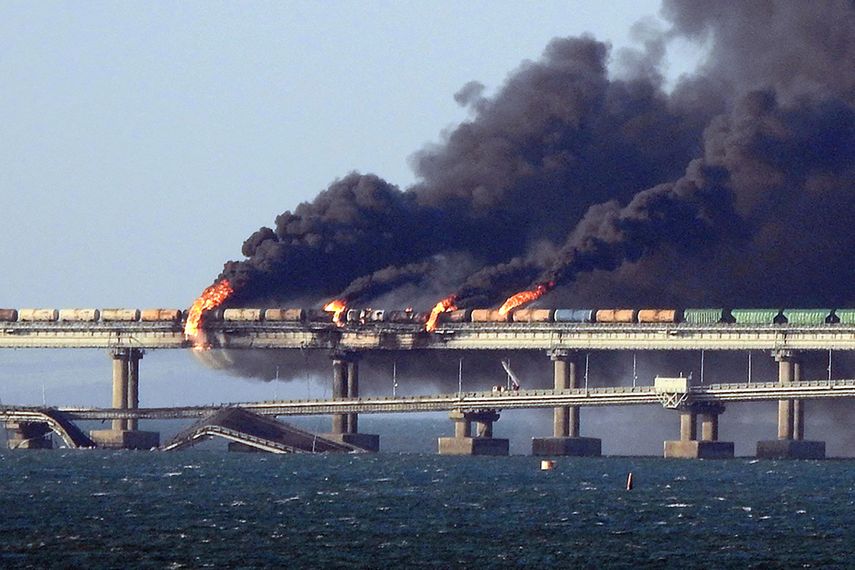 Un camión bomba mató este sábado a tres personas y provocó un gran incendio en el puente de Crimea, una infraestructura clave y símbolo de la anexión de la península ucraniana por parte de Rusia, que abrió una investigación sin acusar en lo inmediato a Ucrania. 