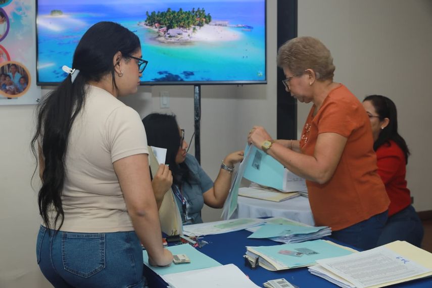 El Ministerio de Desarrollo Social (MIDES) realizó este viernes la sexta jornada de entrega de pagos correspondientes a prestaciones laborales y primas de antigüedad a exfuncionarios que brindaron servicios a la institución.