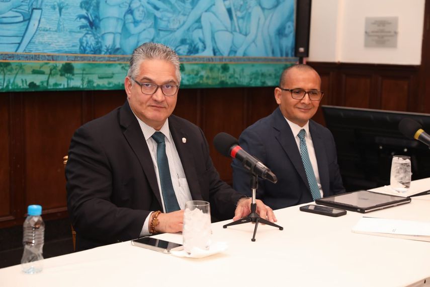 Representantes de las 62 empresas que operan plantas generadoras de energía en Panamá se reunieron este miércoles con el nuevo secretario Nacional de Energía, Rodrigo Rodríguez, para conocer los lineamientos de la política energética de la administración del presidente José Raúl Mulino. Representantes de las 62 empresas que operan plantas generadoras de energía en Panamá se reunieron este miércoles con el nuevo secretario Nacional de Energía, Rodrigo Rodríguez, para conocer los lineamientos de la política energética de la administración del presidente José Raúl Mulino.