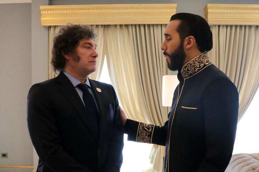 El presidente argentino, Javier Milei, acompañado del presidente de El Salvador, Nayib Bukele, saludaron a seguidores en La Casa Rosada este lunes en Buenos Aires (Argentina). El presidente argentino, Javier Milei, acompañado del presidente de El Salvador, Nayib Bukele, saludaron a seguidores en La Casa Rosada este lunes en Buenos Aires (Argentina).