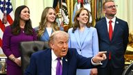 El presidente de Estados Unidos, Donald Trump, dijo el lunes que el alto el fuego con Irán está en estado crítico y que evalúa reanudar las escoltas navales en el estrecho de Ormuz, al tiempo que prometió una victoria total en la guerra. El presidente de Estados Unidos, Donald Trump, dijo el lunes que el alto el fuego con Irán está en estado crítico y que evalúa reanudar las escoltas navales en el estrecho de Ormuz, al tiempo que prometió una victoria total en la guerra.
